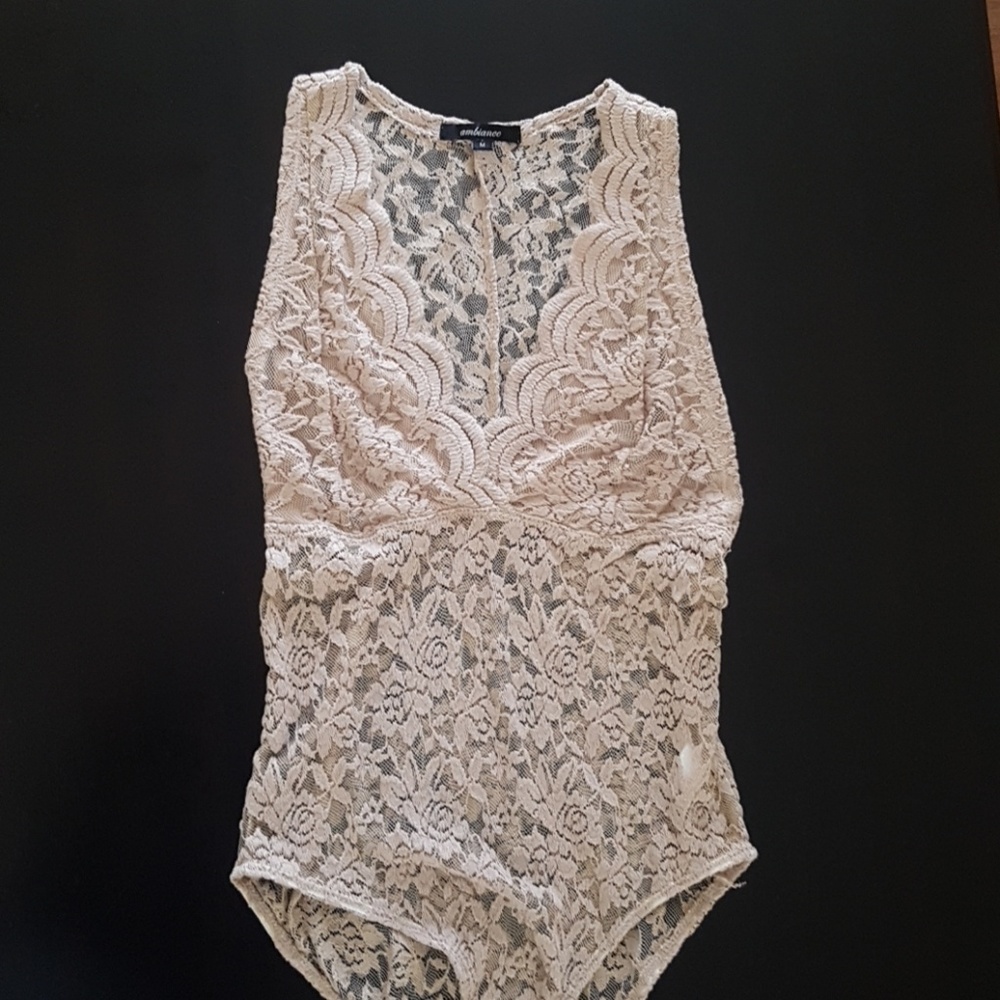 NWT lace body suit szM